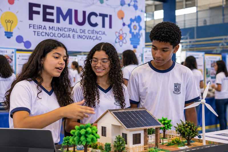 Feira de ciência reúne projetos de estudantes em SJB nesta quinta